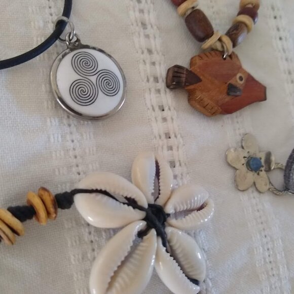 SET of 4  Kid's Teen Girl's Youth necklace assortment multi-materials/colors - Picture 14 of 15